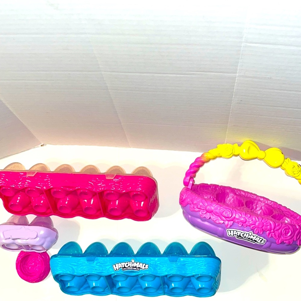 HATCHIMALS  COLLeggTIBLES CARTONS.  HOLDS 33 HATCHMALS, MAYBE MORE.
